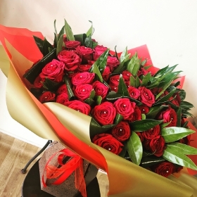 100 Luxury Red Roses